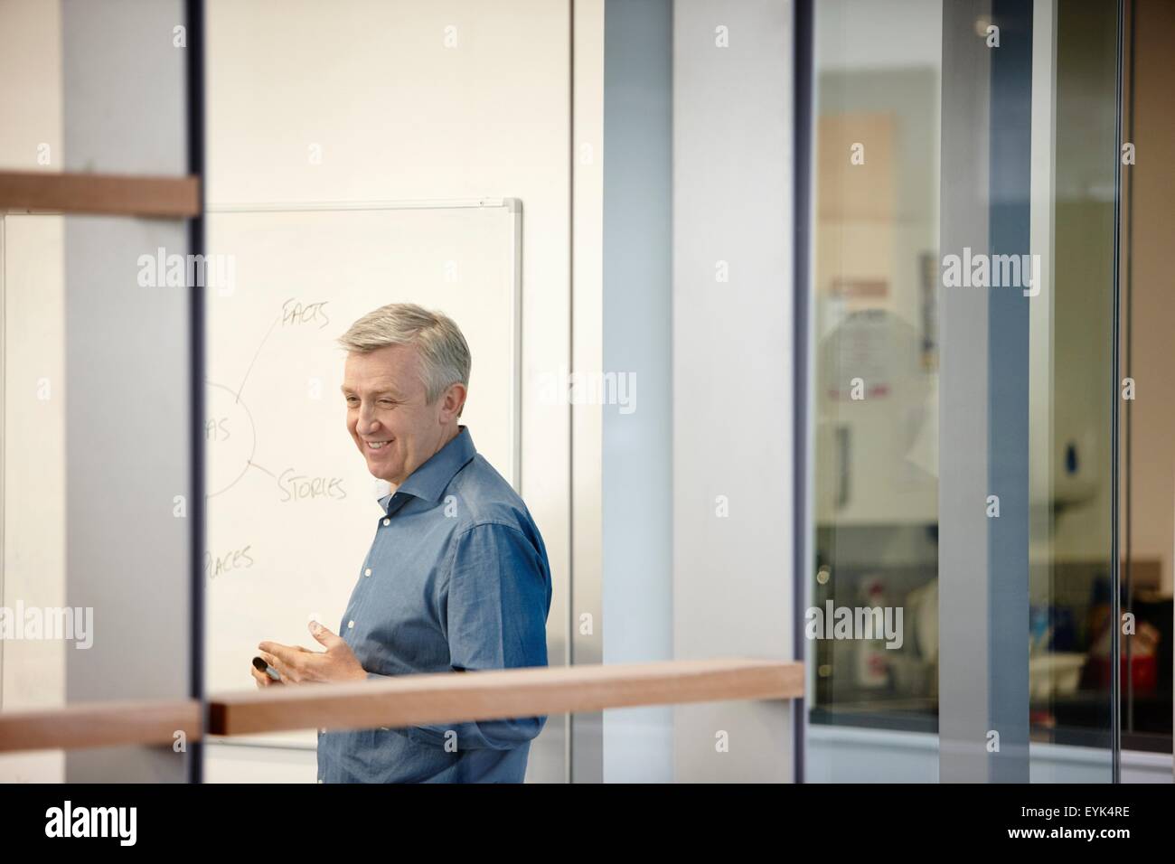 Imprenditore matura la presentazione su lavagna elettronica per ufficio Foto Stock