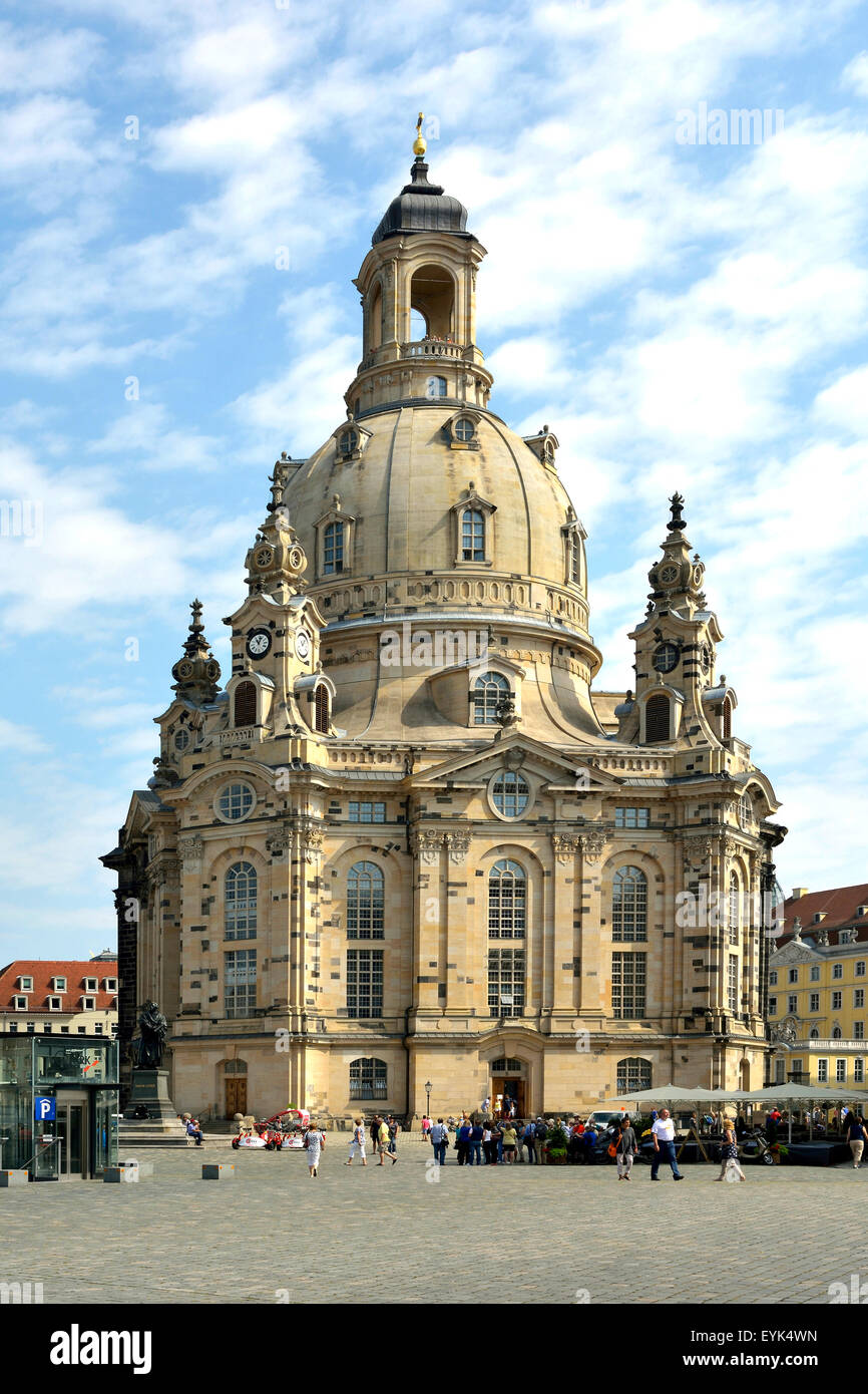I turisti presso la chiesa di Nostra Signora sul Nuovo Mercato di Dresda in Germania. Foto Stock