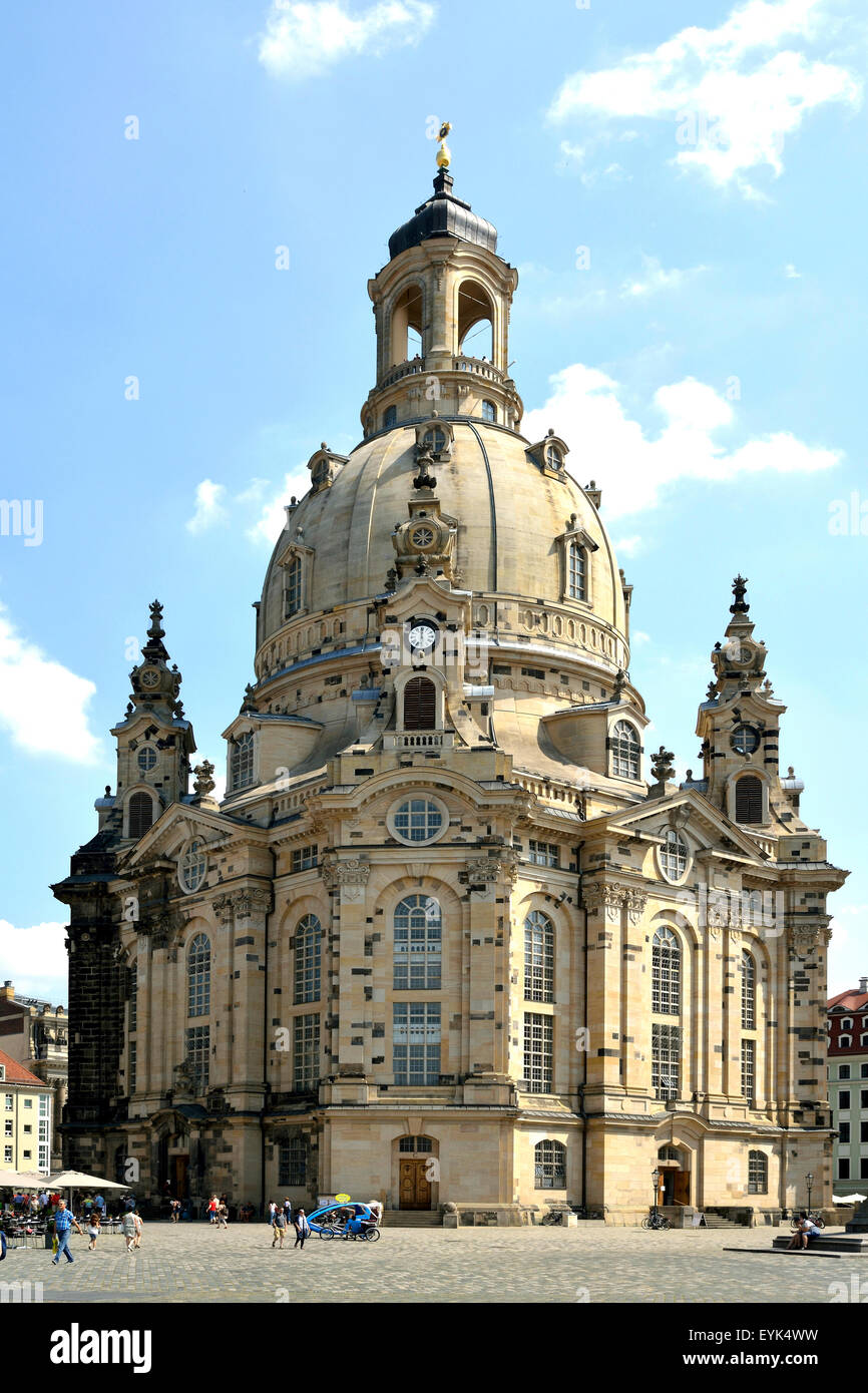 I turisti presso la chiesa di Nostra Signora sul Nuovo Mercato di Dresda in Germania. Foto Stock
