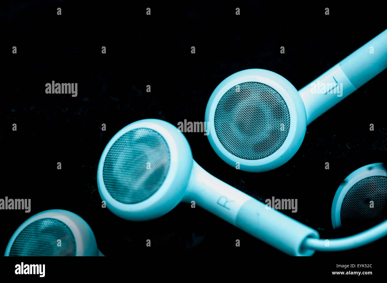 Cuffie mini isolati su sfondo nero in azzurro close-up Foto Stock