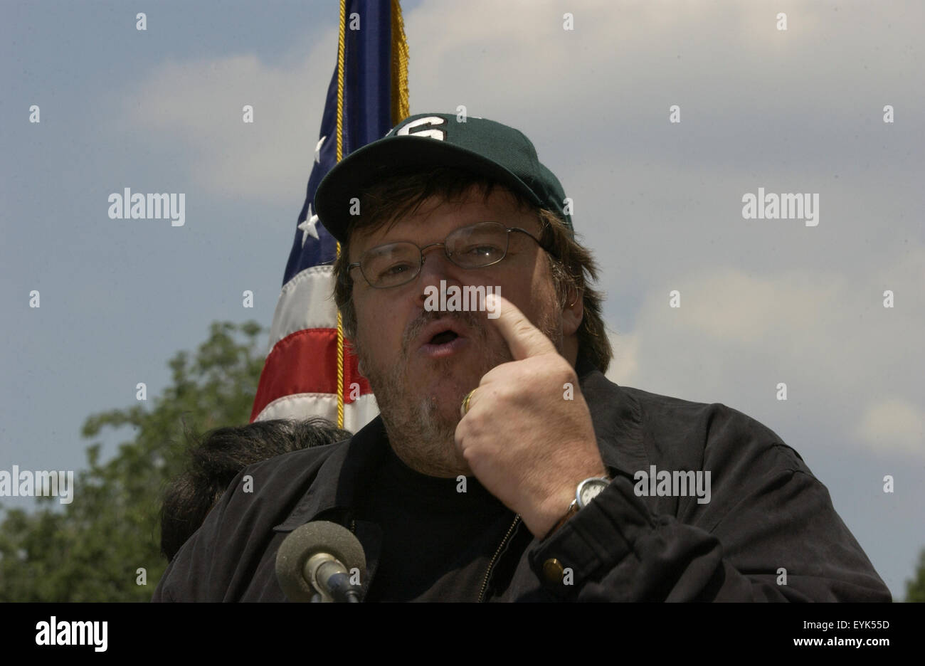 Regista Michael Moore parla durante una conferenza stampa al Campidoglio di Washington DC. La premiere del suo nuovo film 'Fahrenheit 9/11 " è l'invio di noi politici a temperature del punto di ebollizione in un teso anno elettorale. Foto Stock