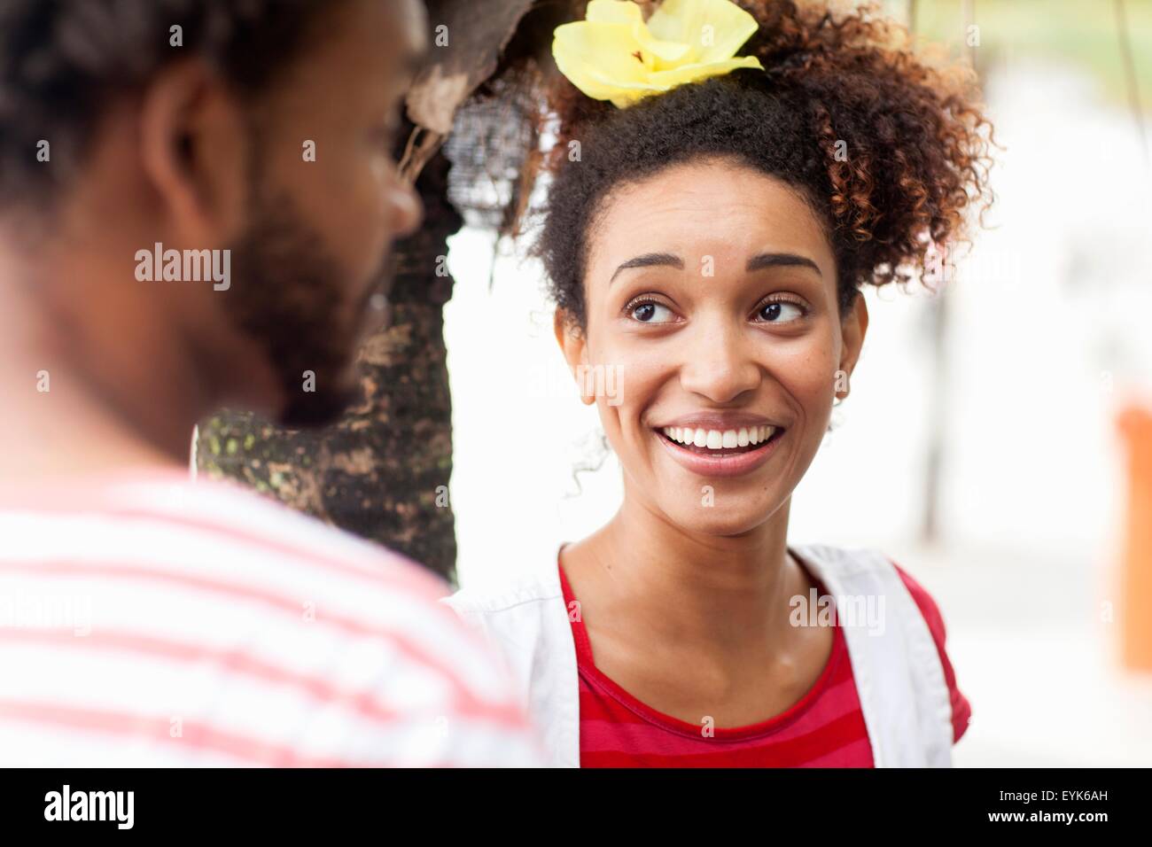 Matura in chat, la spiaggia di Ipanema, Rio de Janeiro, Brasile Foto Stock