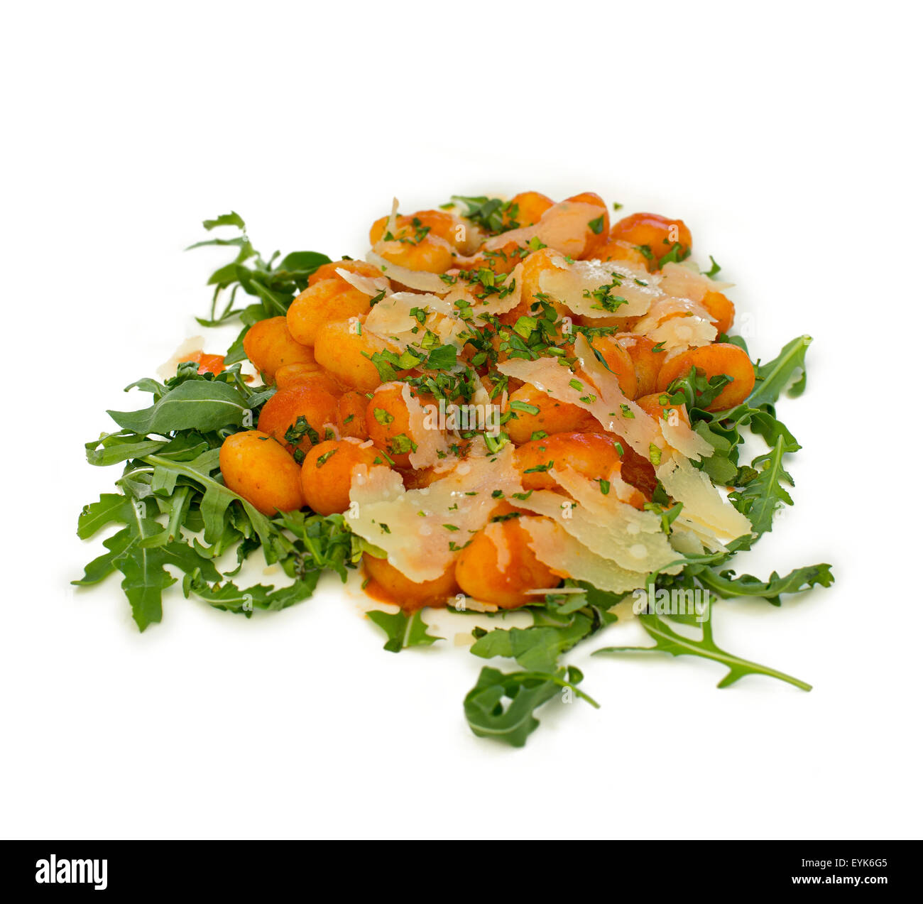 Gnocchi con pomodoro (salsa di pomodoro) e insalata di rucola con formaggio parmigiano isolato su bianco. Foto Stock