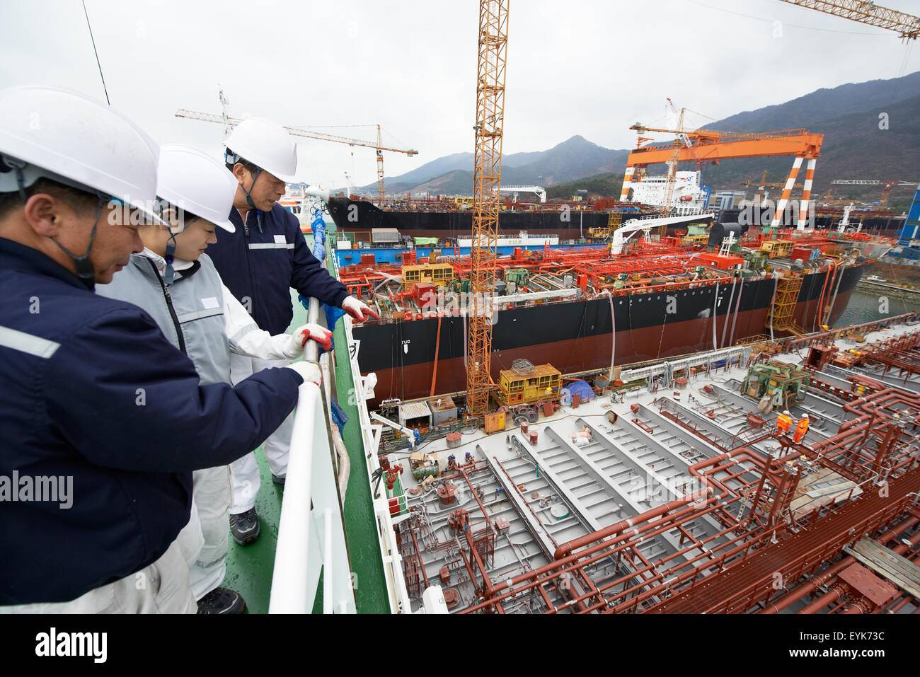 Lavoratori che si affaccia su un cantiere navale, GoSeong-gun, Corea del Sud Foto Stock