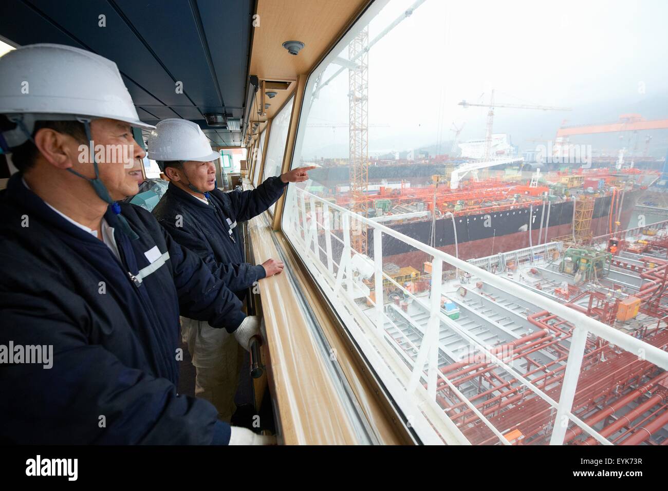 I lavoratori aventi la discussione affacciato sul porto di spedizione, GoSeong-gun, Corea del Sud Foto Stock