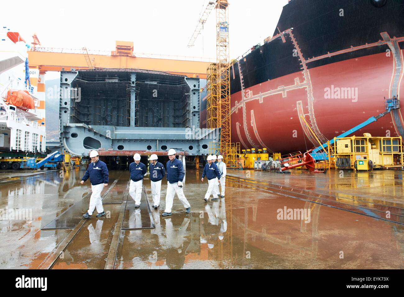 Lavoratori che si spostano in cantiere, GoSeong-gun, Corea del Sud Foto Stock