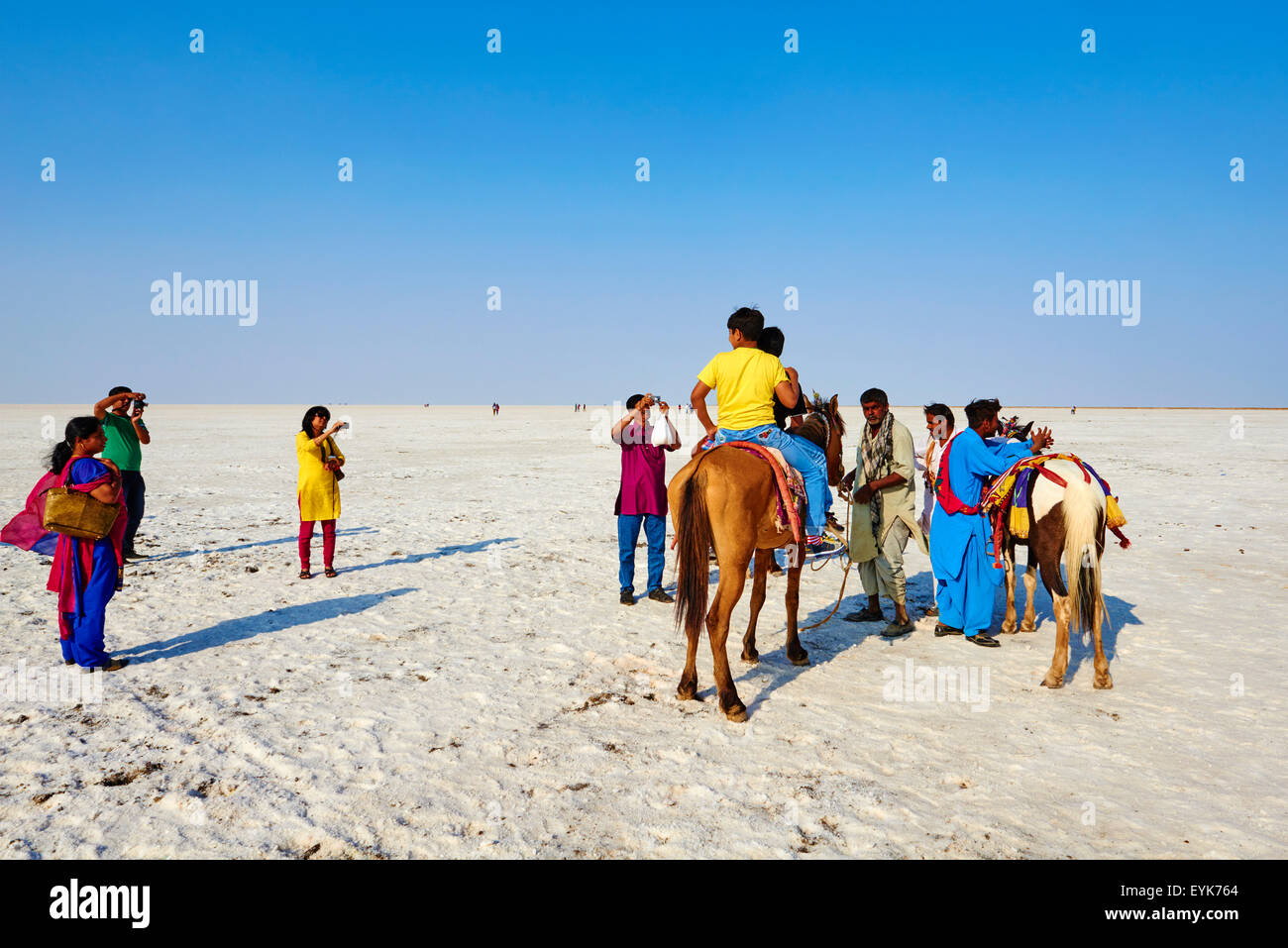 India, Gujarat, Kutch, Rann di Kutch, locale turist visitando il deserto di sale Foto Stock