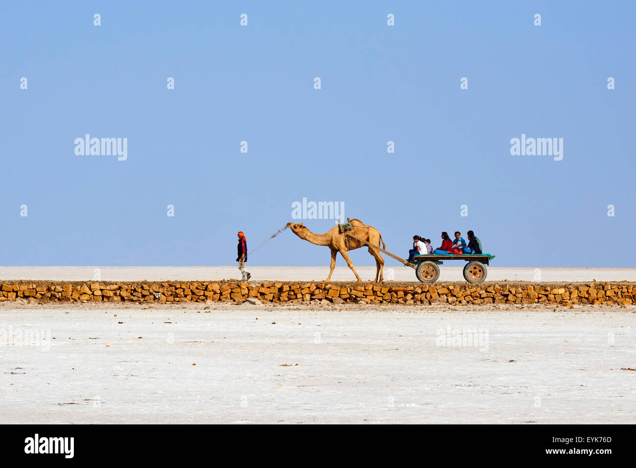 India, Gujarat, Kutch, Rann di Kutch, locale turist visitando il deserto di sale Foto Stock