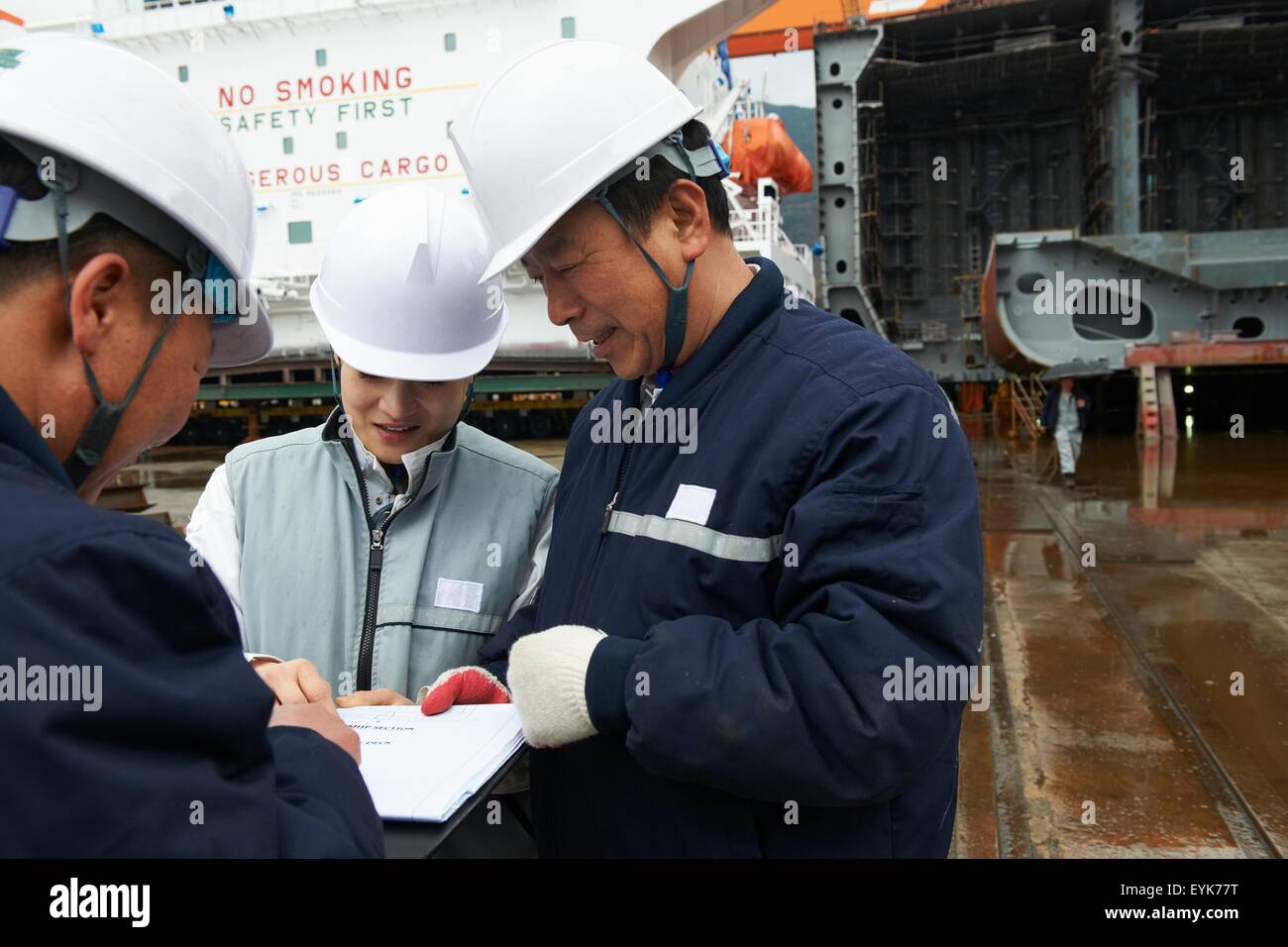 I lavoratori per discutere i piani in cantiere, GoSeong-gun, Corea del Sud Foto Stock