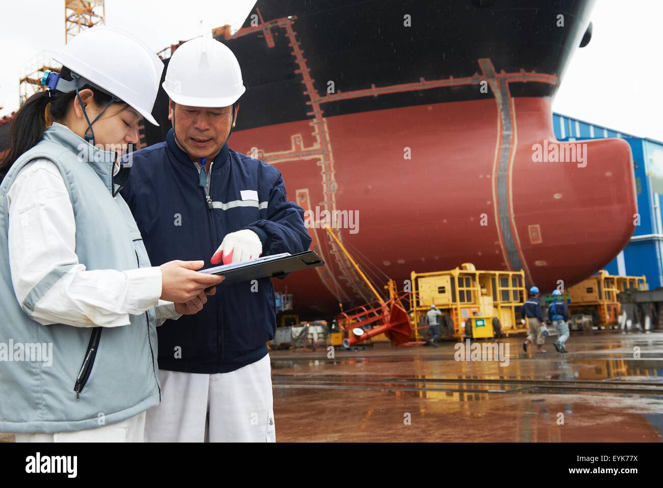 I lavoratori per discutere i piani in cantiere, GoSeong-gun, Corea del Sud Foto Stock