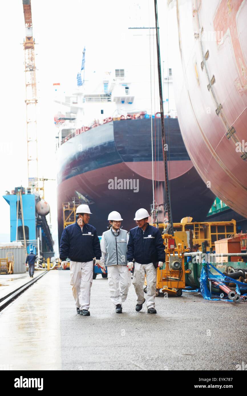 Lavoratori a piedi attraverso cantiere, GoSeong-gun, Corea del Sud Foto Stock