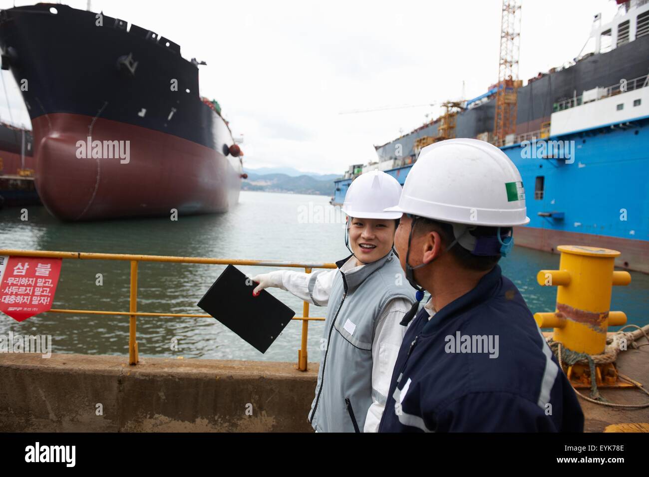 I lavoratori aventi la discussione al porto di spedizione, GoSeong-gun, Corea del Sud Foto Stock