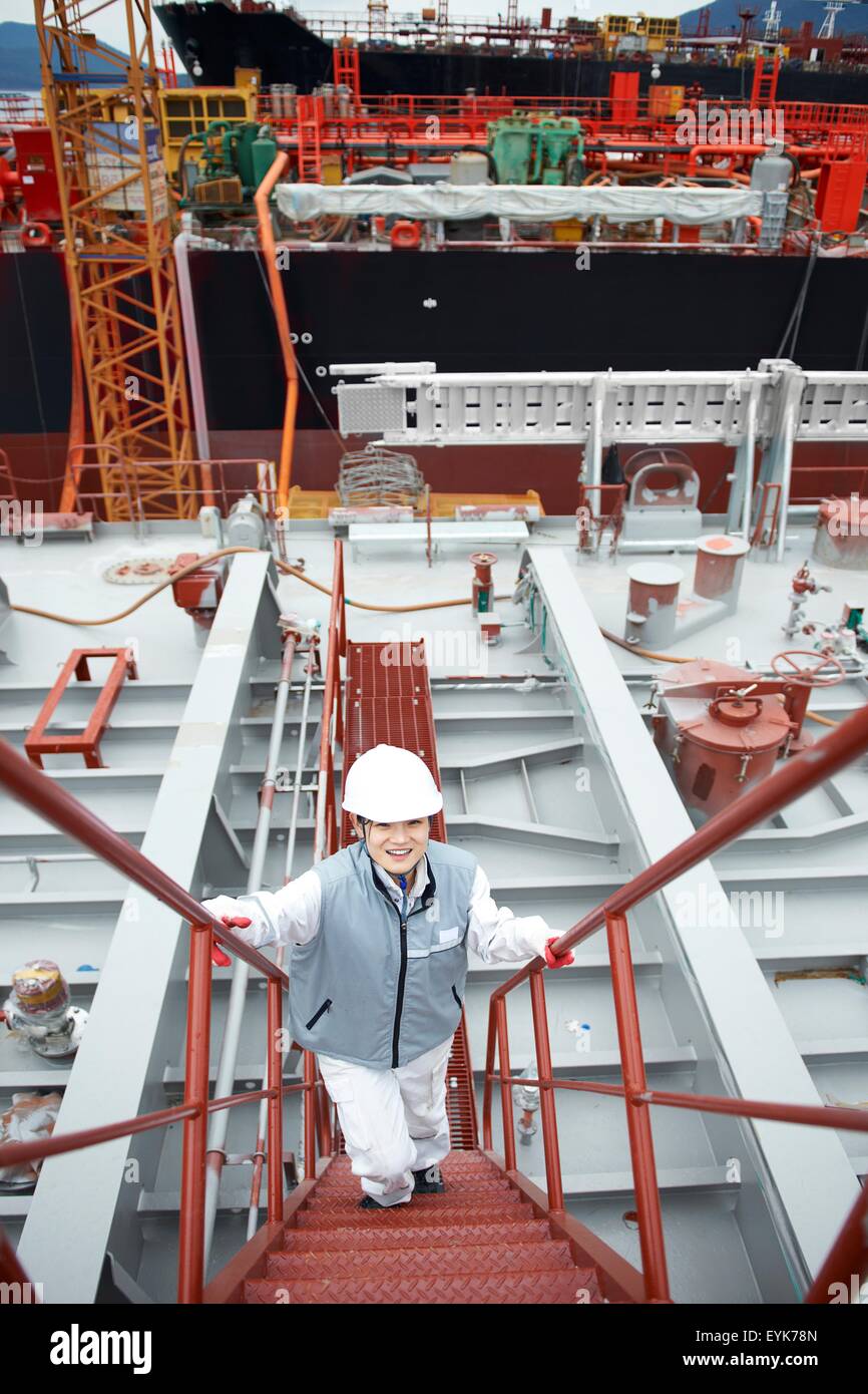 Ritratto di lavoratore sui passi al porto di spedizione, vista in elevazione, GoSeong-gun, Corea del Sud Foto Stock