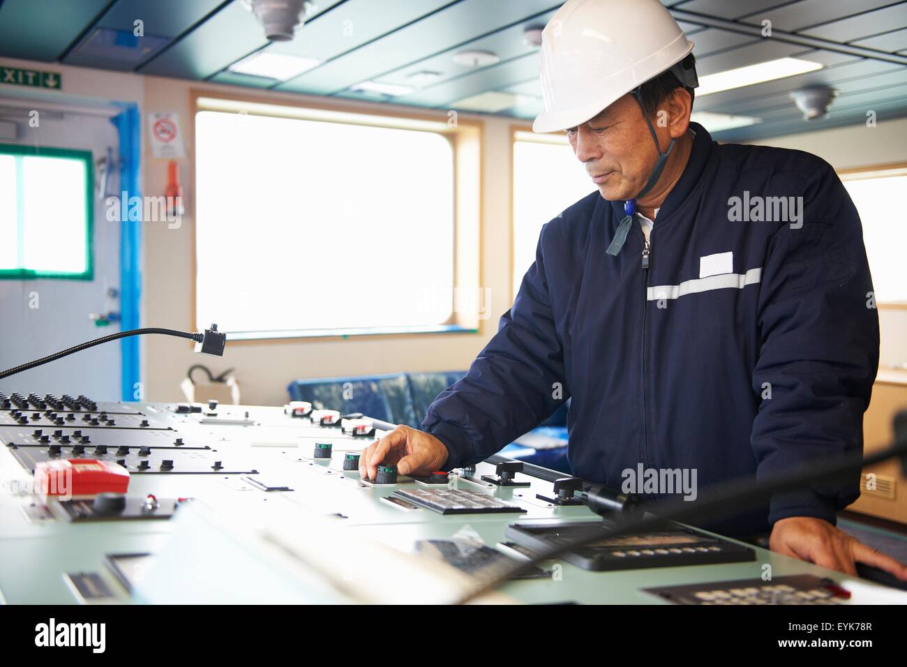 Lavoratore utilizzando apparecchiature al porto di spedizione, GoSeong-gun, Corea del Sud Foto Stock