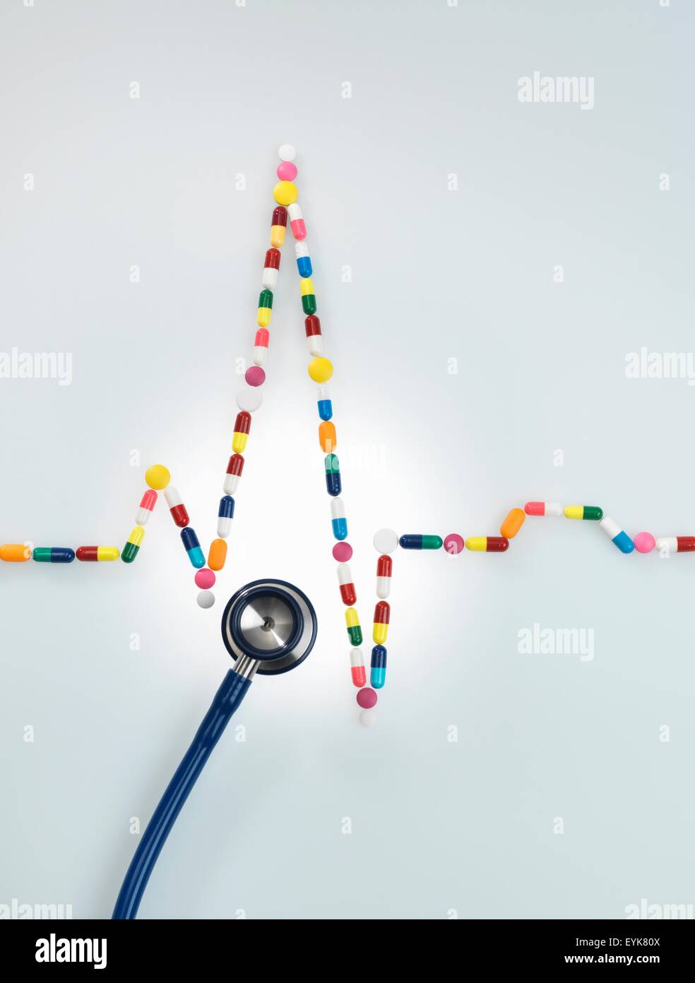 Stetoscopio acustico e di elettrocardiogramma di un cuore umano fatto di medicina Foto Stock