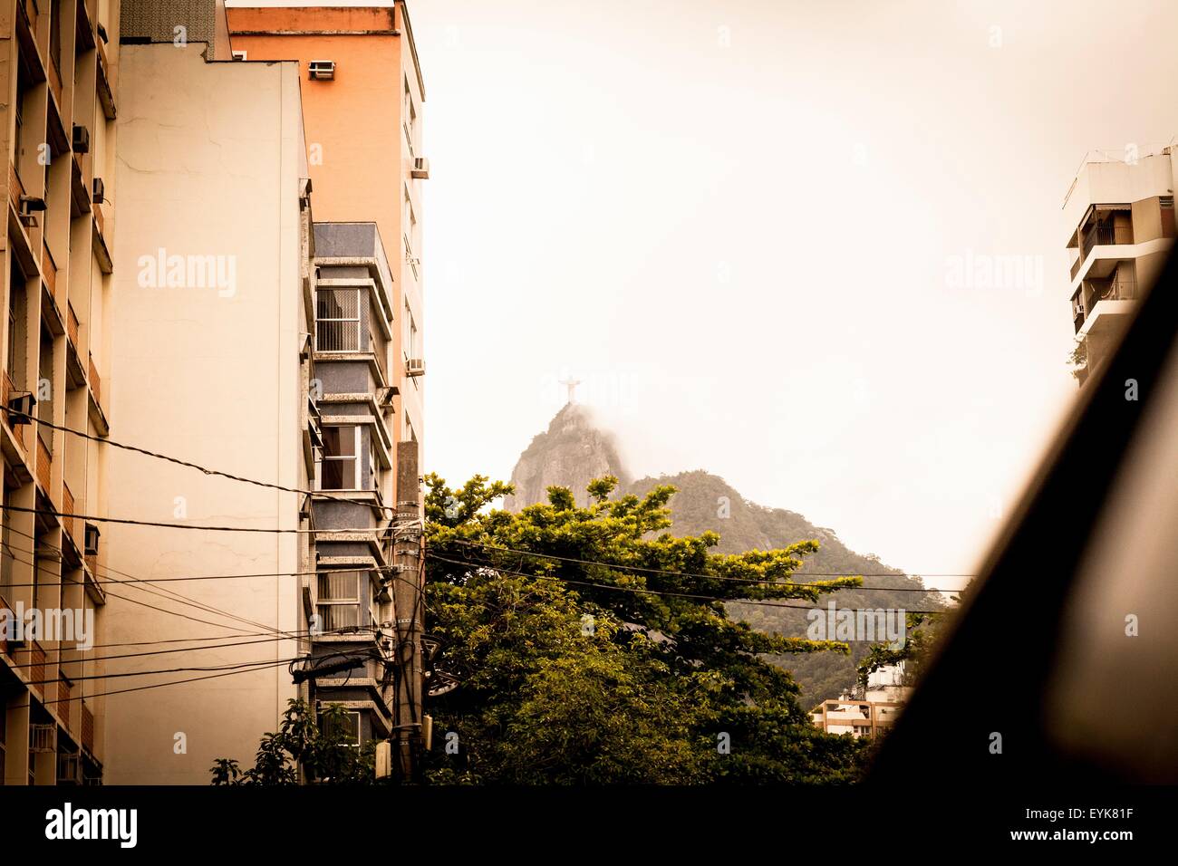 Basso angolo vista di misty Cristo Redentore, Rio de Janeiro, Brasile Foto Stock