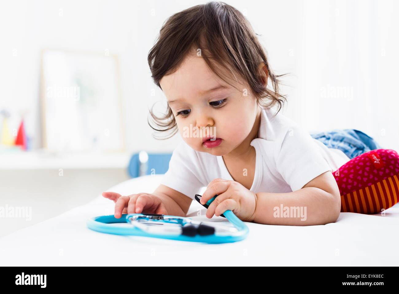 Baby boy giocando sul pavimento Foto Stock