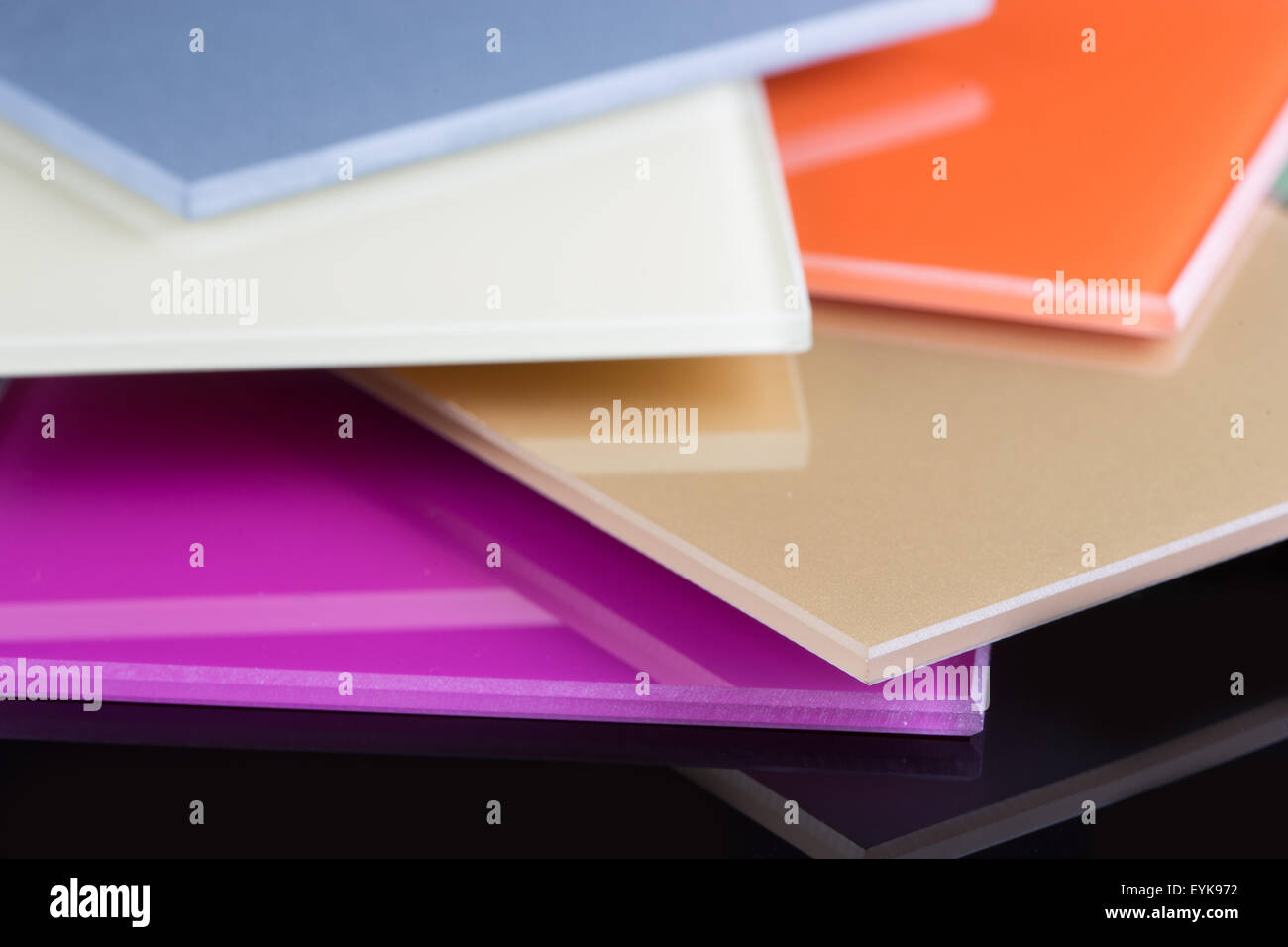 Una pila di vetro colorato su uno sfondo nero. i fogli di vetro Foto Stock