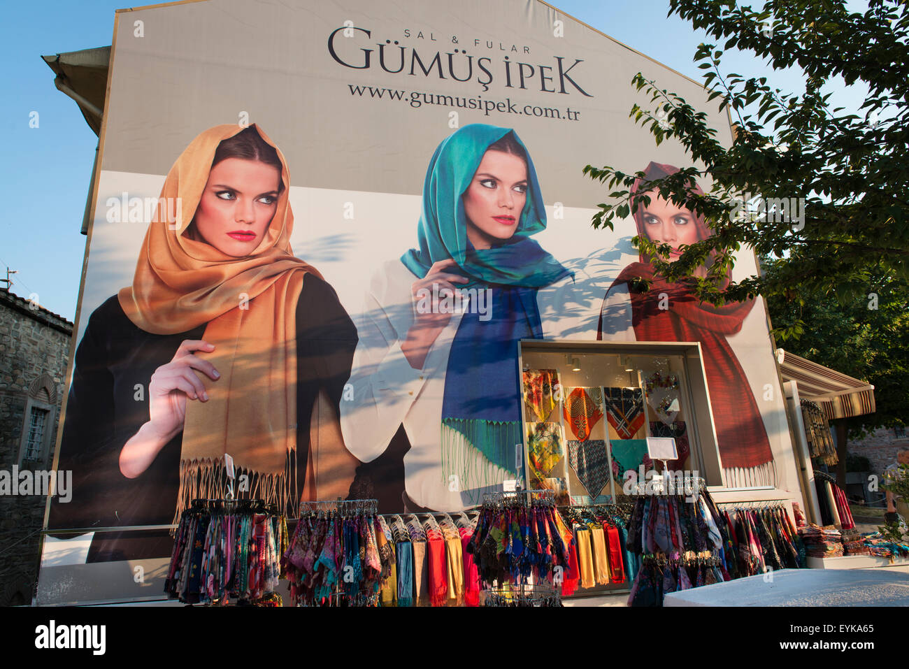 Donne velate dipinta su un muro in Turchia, Bursa Foto Stock