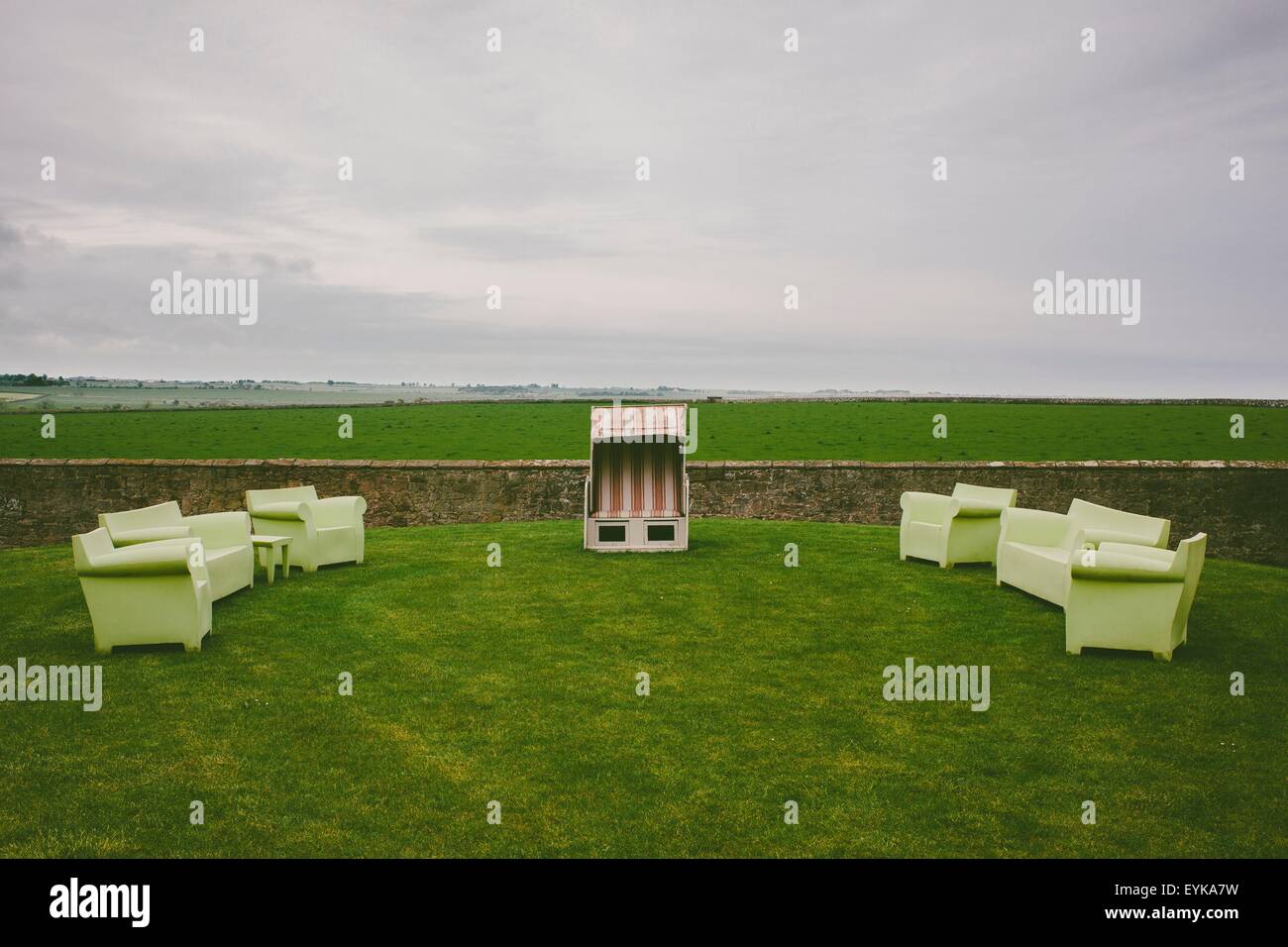 Sofa On Lawn Immagini & Sofa On Lawn Fotos Stock - Alamy Sofa On Lawn Immagini & Sofa On Lawn Fotos Stock - Alamy
