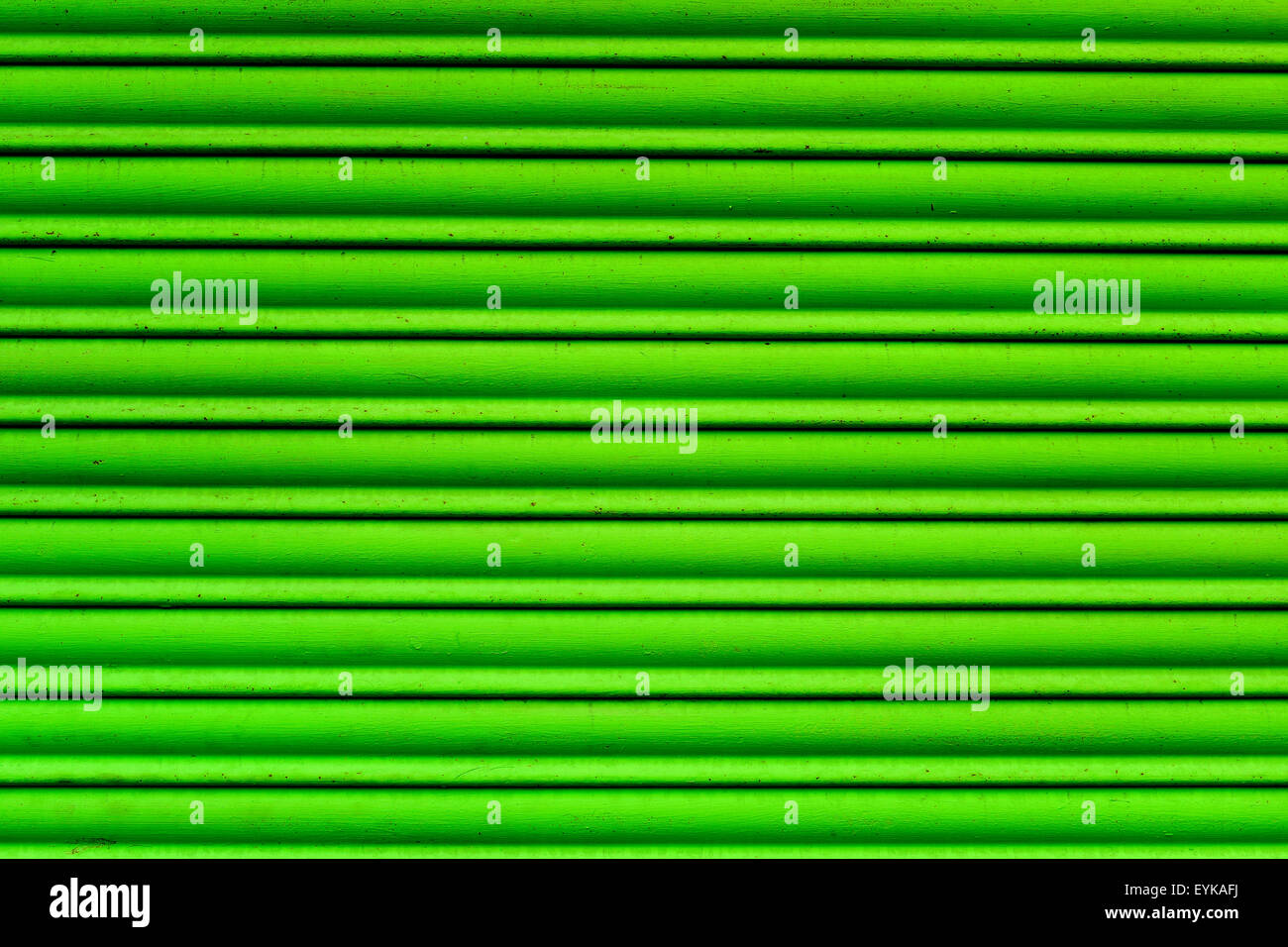 Primo piano di una usura garage verde porta rullo Foto Stock