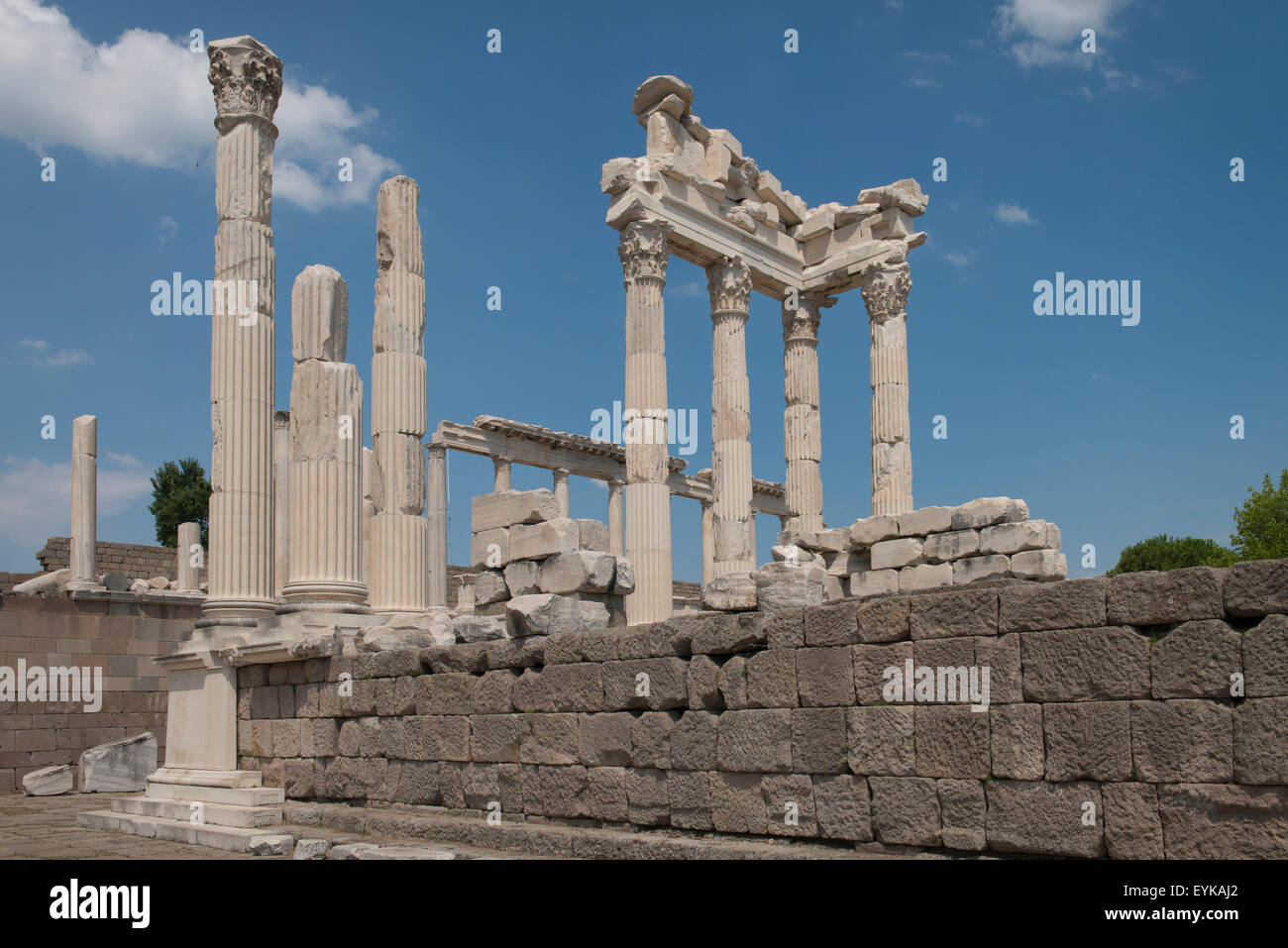 Tempio di Traiano nella città ellenistica in Pergamon, Turchia. Foto Stock