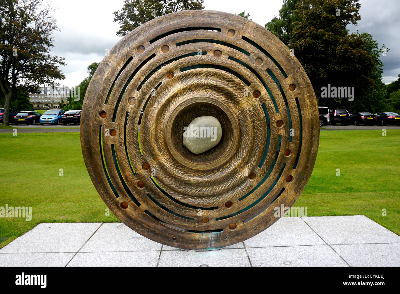 Il recentemente installata a 2 metri di altezza in bronzo commemorativo round roundel scultura che commemora l'hosting del 2014 Ryder Cup. Foto Stock