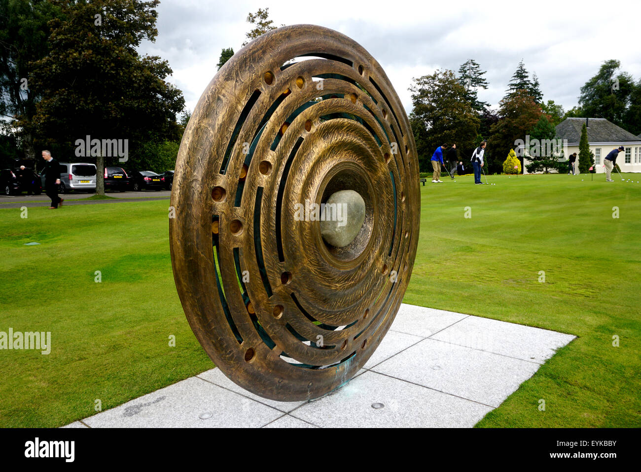 Il recentemente installata a 2 metri di altezza in bronzo commemorativo round roundel scultura che commemora l'hosting del 2014 Ryder Cup. Foto Stock