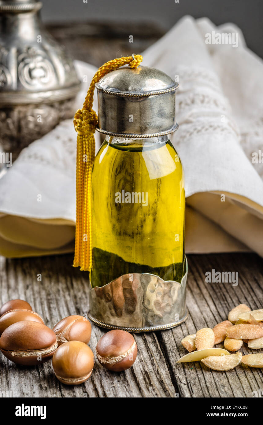 Bottiglia di olio di argan con noci e semi. Foto Stock