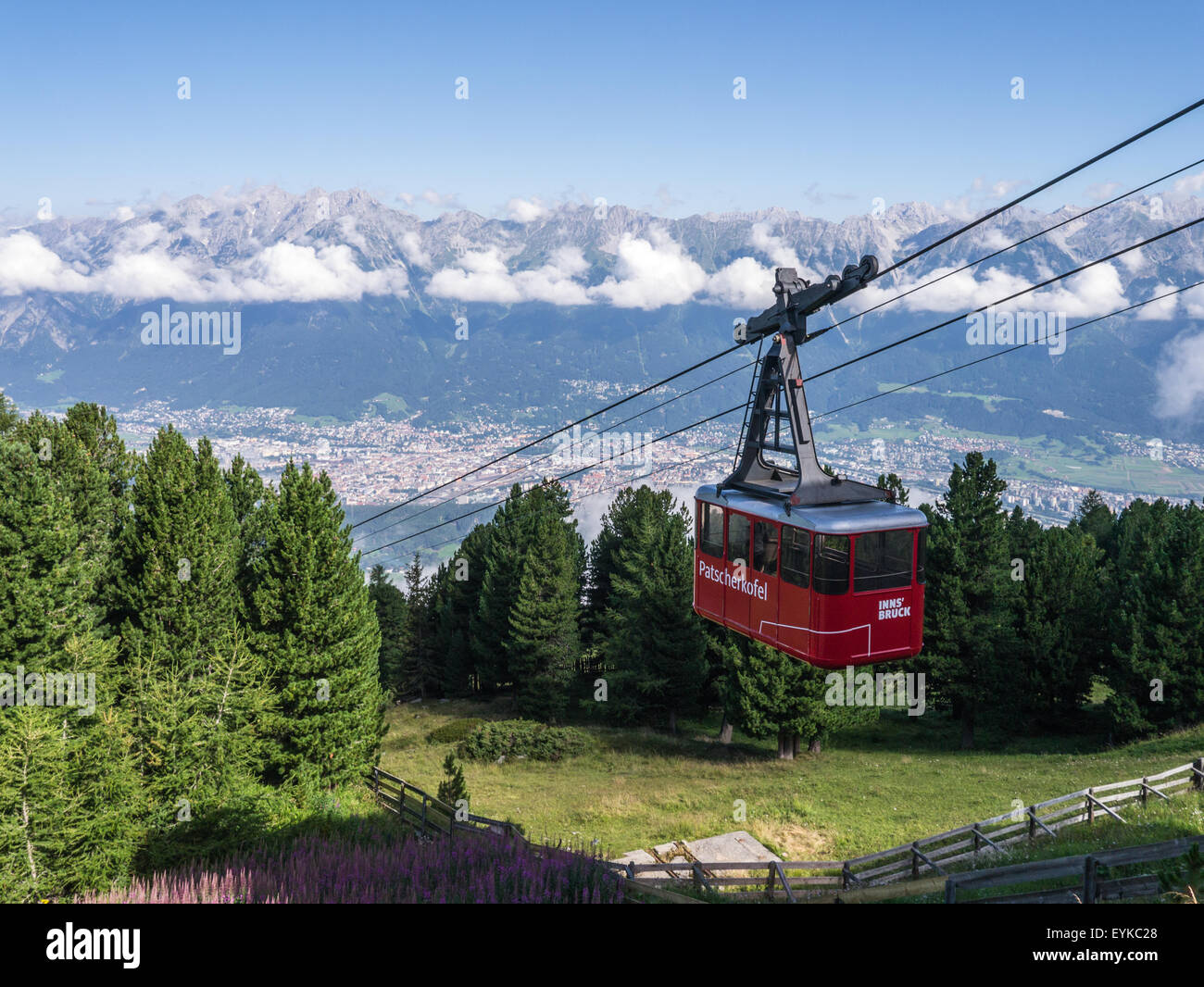 Vista di Innsbruck, in Tirolo, dal Patscherkofel guardando fuori sopra la città e Nordkette Foto Stock