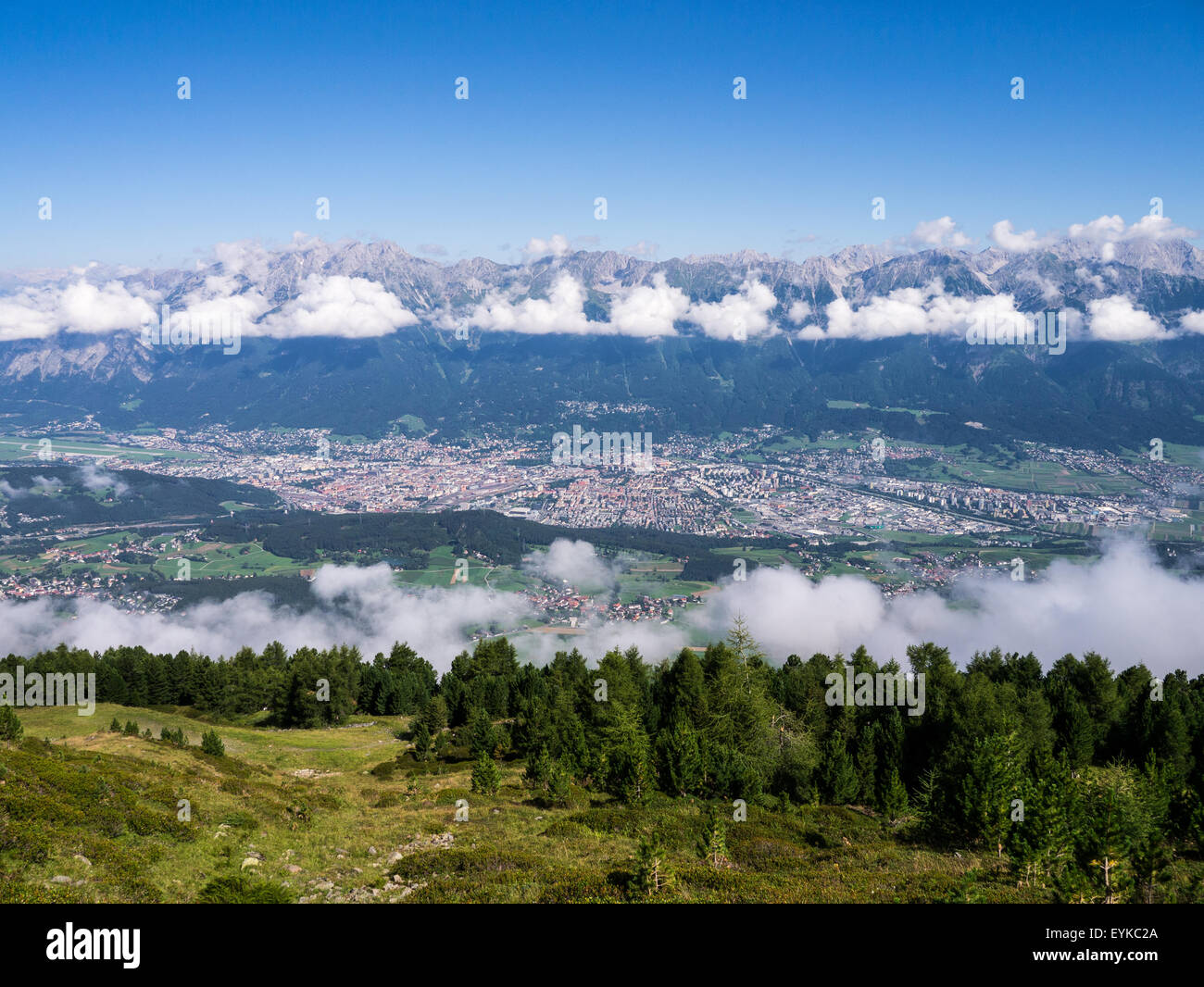 Vista di Innsbruck, in Tirolo, dal Patscherkofel affacciato sulla Nordkette Foto Stock