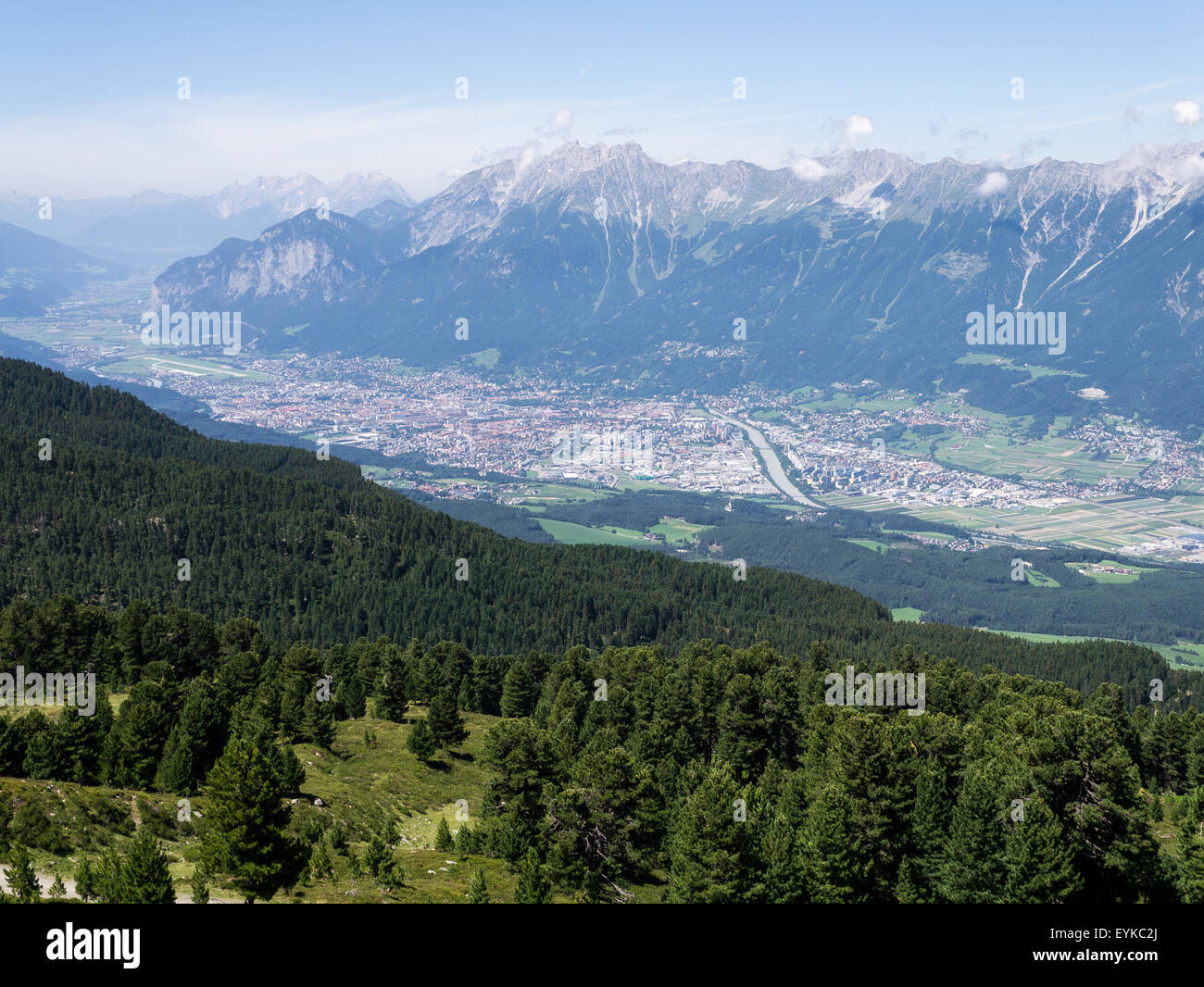 Vista di Innsbruck, in Tirolo, dal Patscherkofel affacciato sulla Nordkette Foto Stock