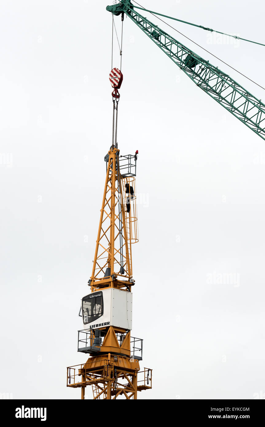 Operaio edile Demolizione gru a torre Foto Stock