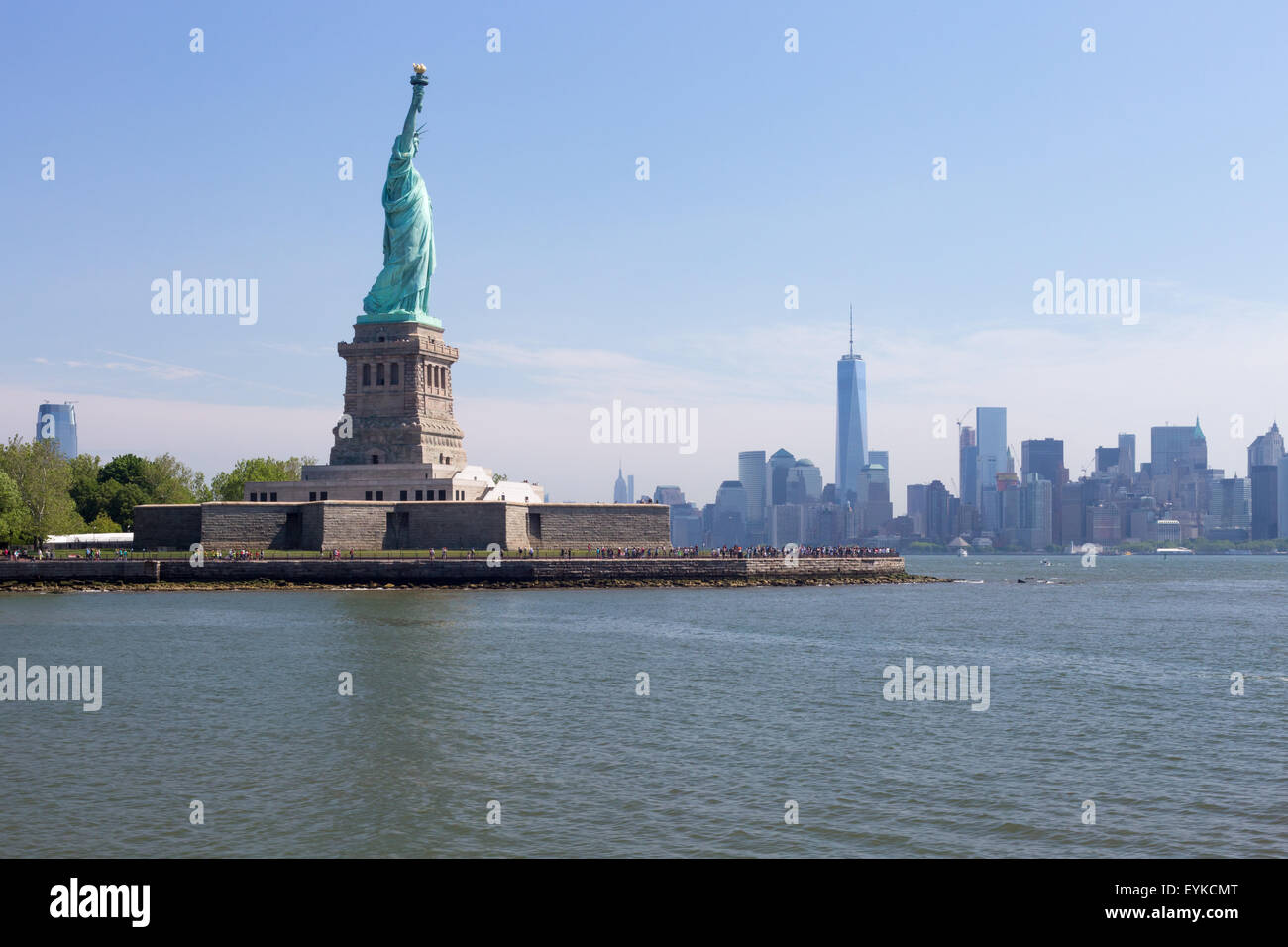 La Statua della Libertà e il centro cittadino di skyline di Manhattan Foto Stock