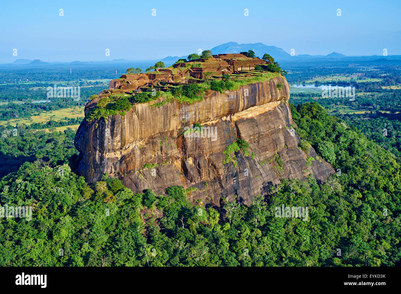 Sri Lanka, Ceylon, Nord provincia centrale, Sigiriya Lion Rock fortezza, sito patrimonio mondiale dell'UNESCO, vista aerea Foto Stock