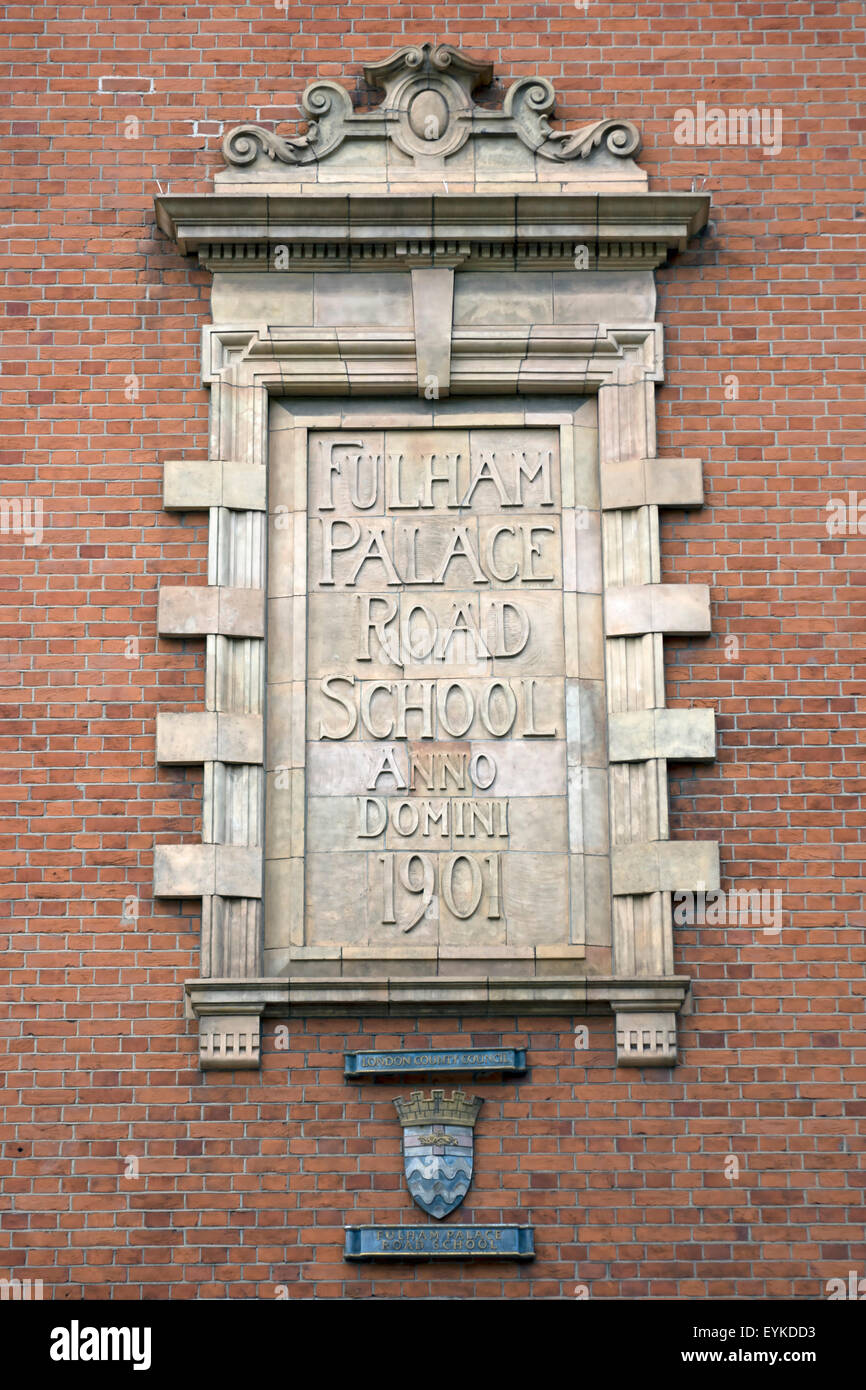 Placca a muro la marcatura di Fulham Palace road scuola con la data 1901, Hammersmith, Londra, Inghilterra Foto Stock
