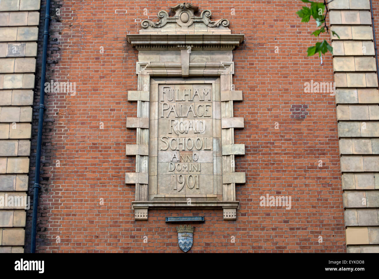 Placca a muro la marcatura di Fulham Palace road scuola con la data 1901, Hammersmith, Londra, Inghilterra Foto Stock