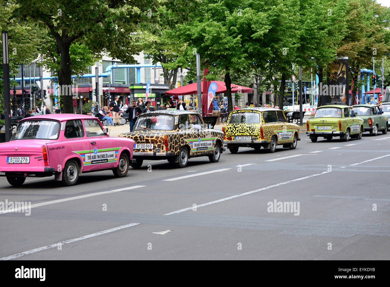 Colorato Trabi auto sulla strada di Berlino Foto Stock