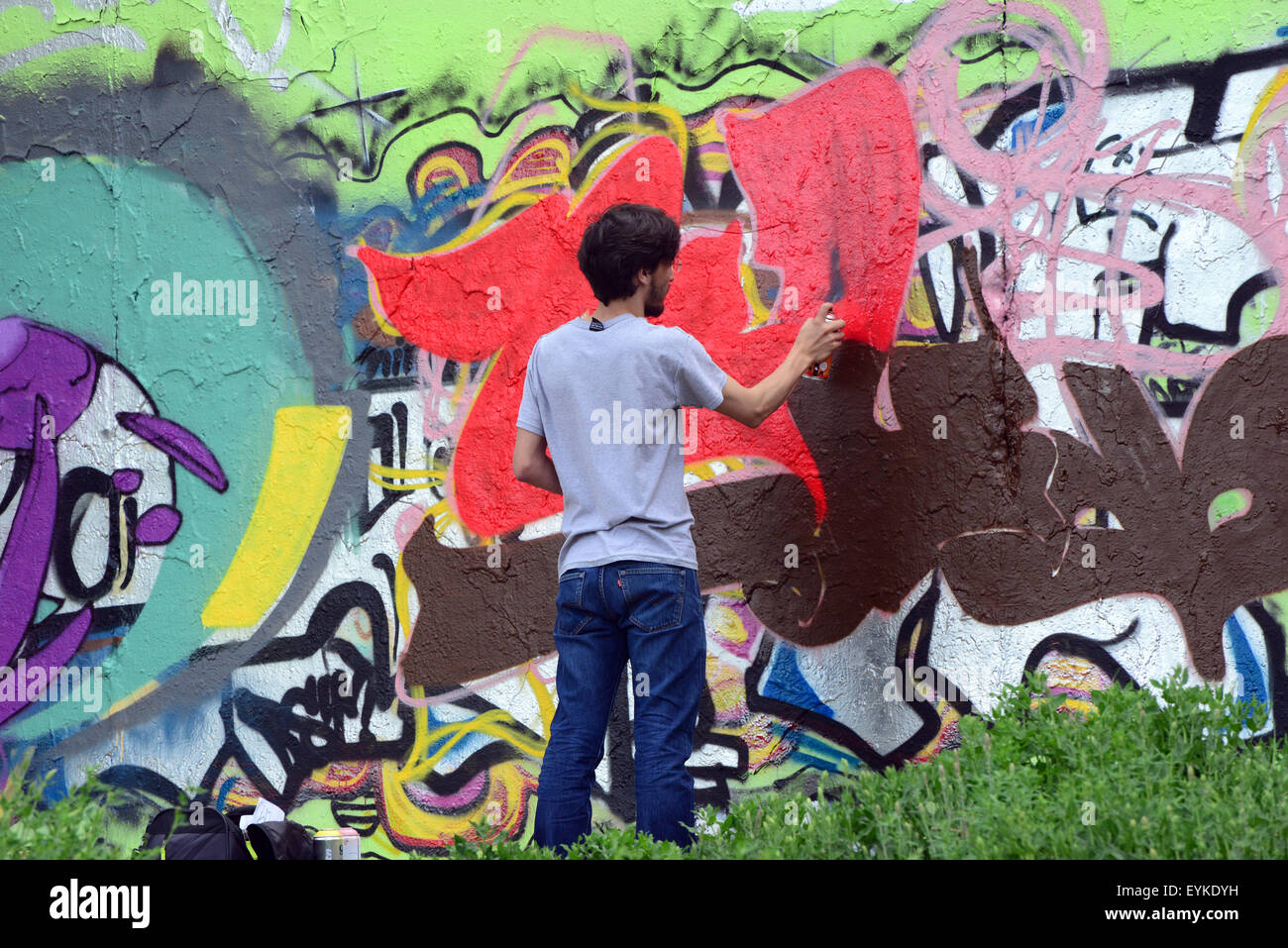 Un artista che lavora sulla parete arts graffiti Foto Stock