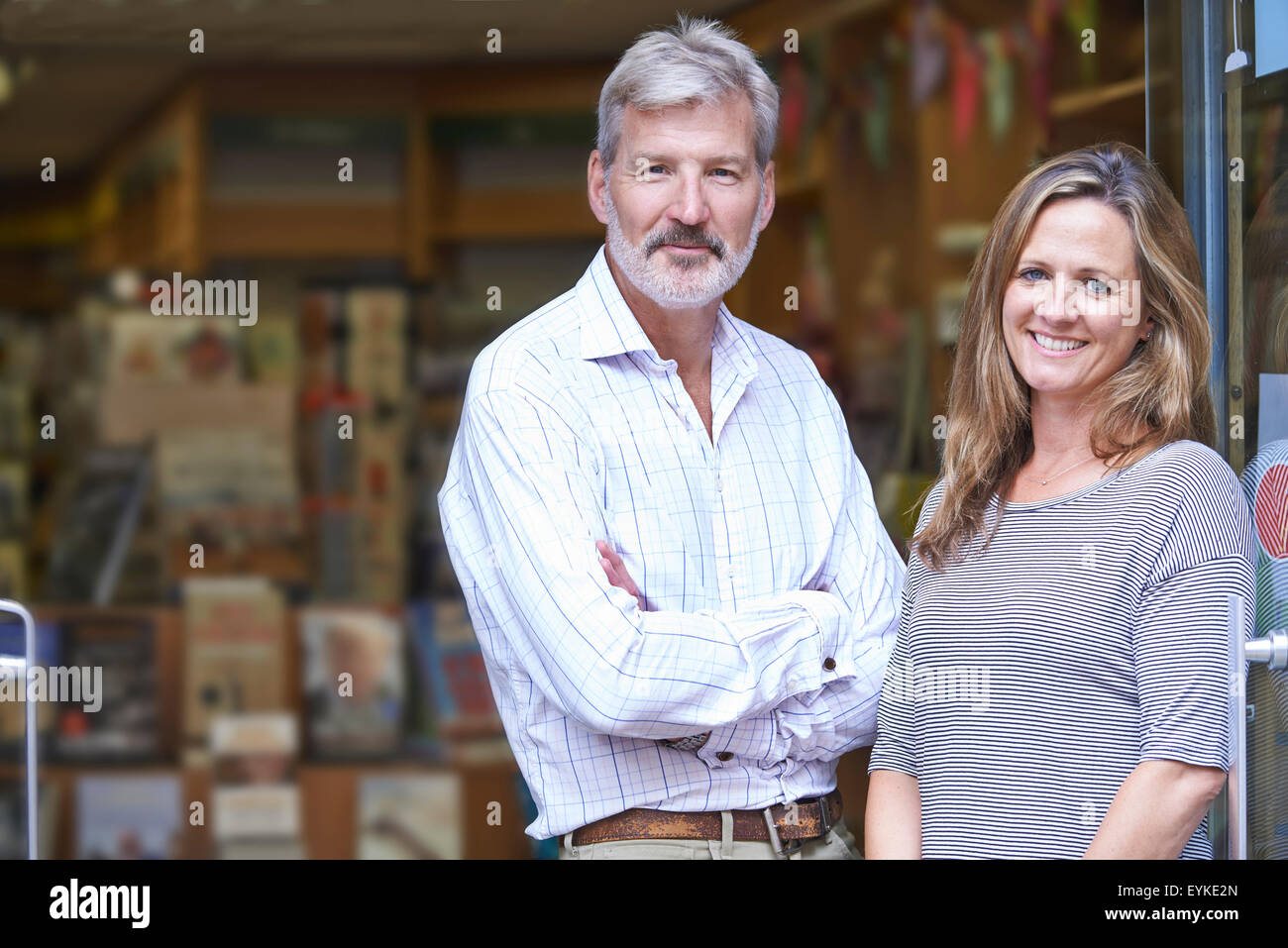 Ritratto di giovane che possiedono il Bookshop al di fuori del negozio Foto Stock