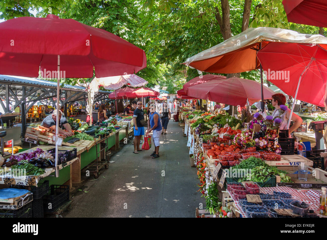 Pola, Croazia. Il centro aperto di vendita di mercato freschi coltivati  localmente la frutta e la verdura Foto stock - Alamy