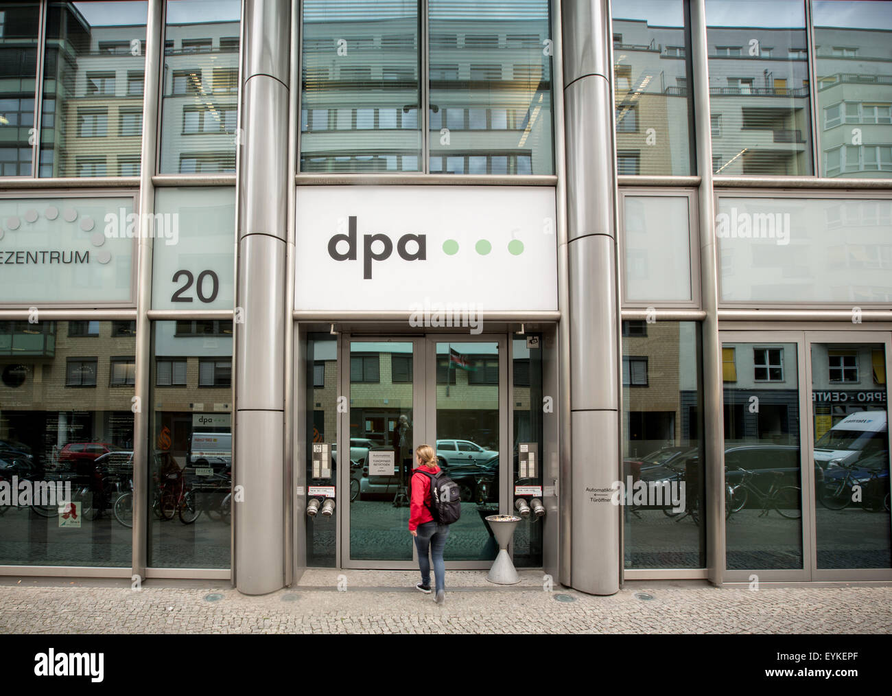 L'edificio che ospita il Centro Uffici editoriali di dpa Deutsche-Presse Agentur GmbH, il tedesco agenzia stampa a Berlino, Germania, 30 luglio 2015. Foto: MICHAEL KAPPELER/DPA Foto Stock
