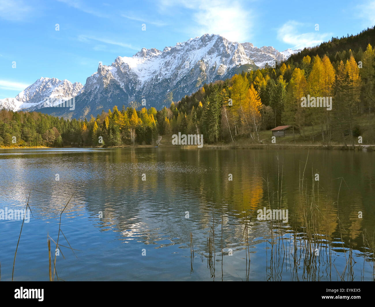 In Germania, in Baviera, Werdenfelser Land, Karwendel con Mittenwald, lago Lautersee, Foto Stock