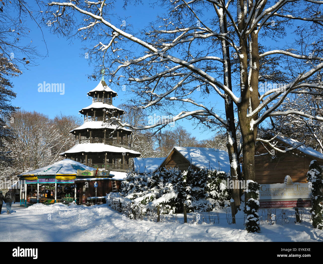 In Germania, in Baviera, Monaco di Baviera, il Giardino Inglese fiera di Natale a torre cinese, Foto Stock