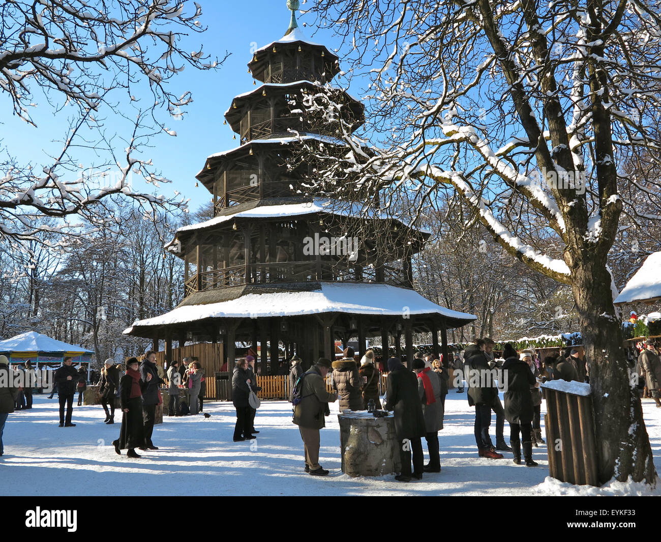 Deutschland, Oberbayern, München, Englischer Garten Weihnachtsmarkt am Chinesischen Turm, Foto Stock