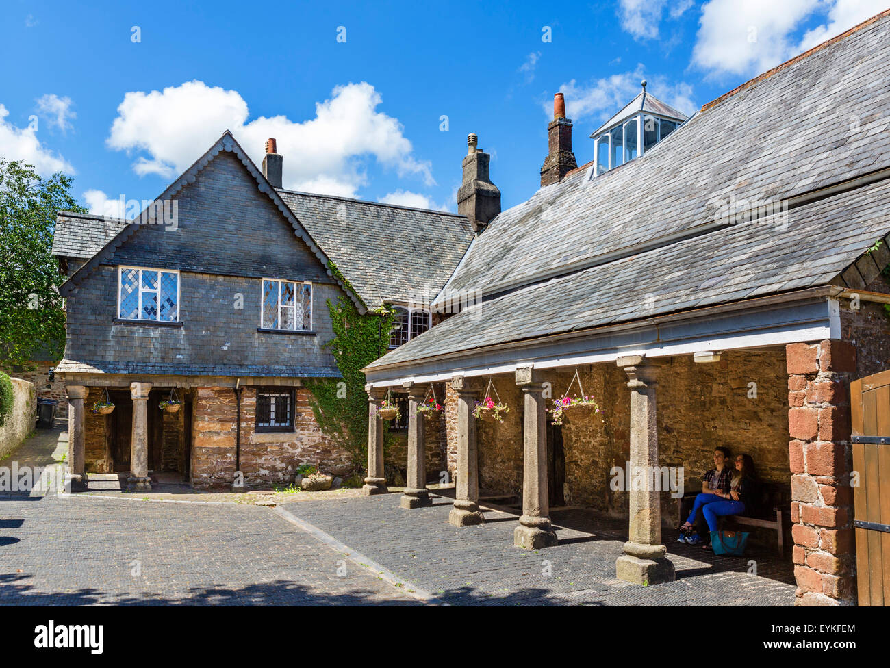 La storica 16thC Tudor Guildhall a Totnes, associato con Oliver Cromwell e la guerra civile, Devon, Inghilterra, Regno Unito Foto Stock