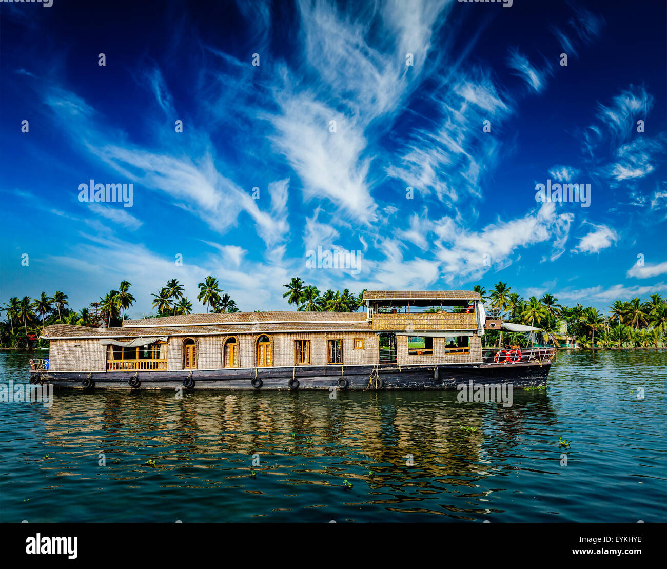 Il Kerala India travel background - houseboat in Kerala backwaters. Il Kerala, India Foto Stock