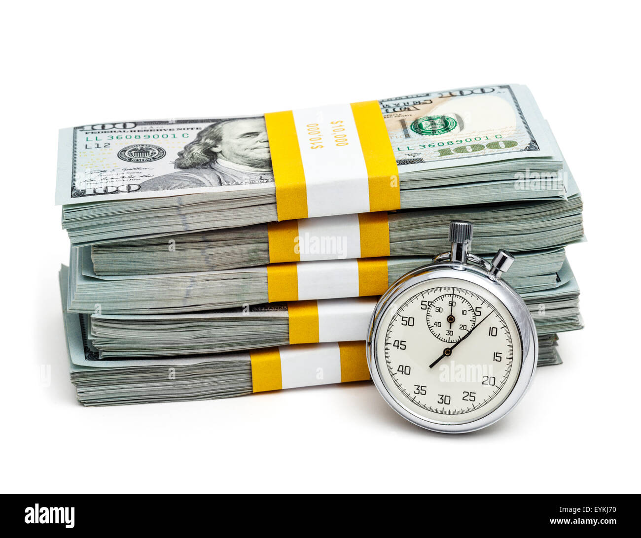 Il tempo è denaro concetto - cronometro e pila di nuovo 100 dollari US 2013 edition banconote fasci di bollette isolato su bianco Foto Stock