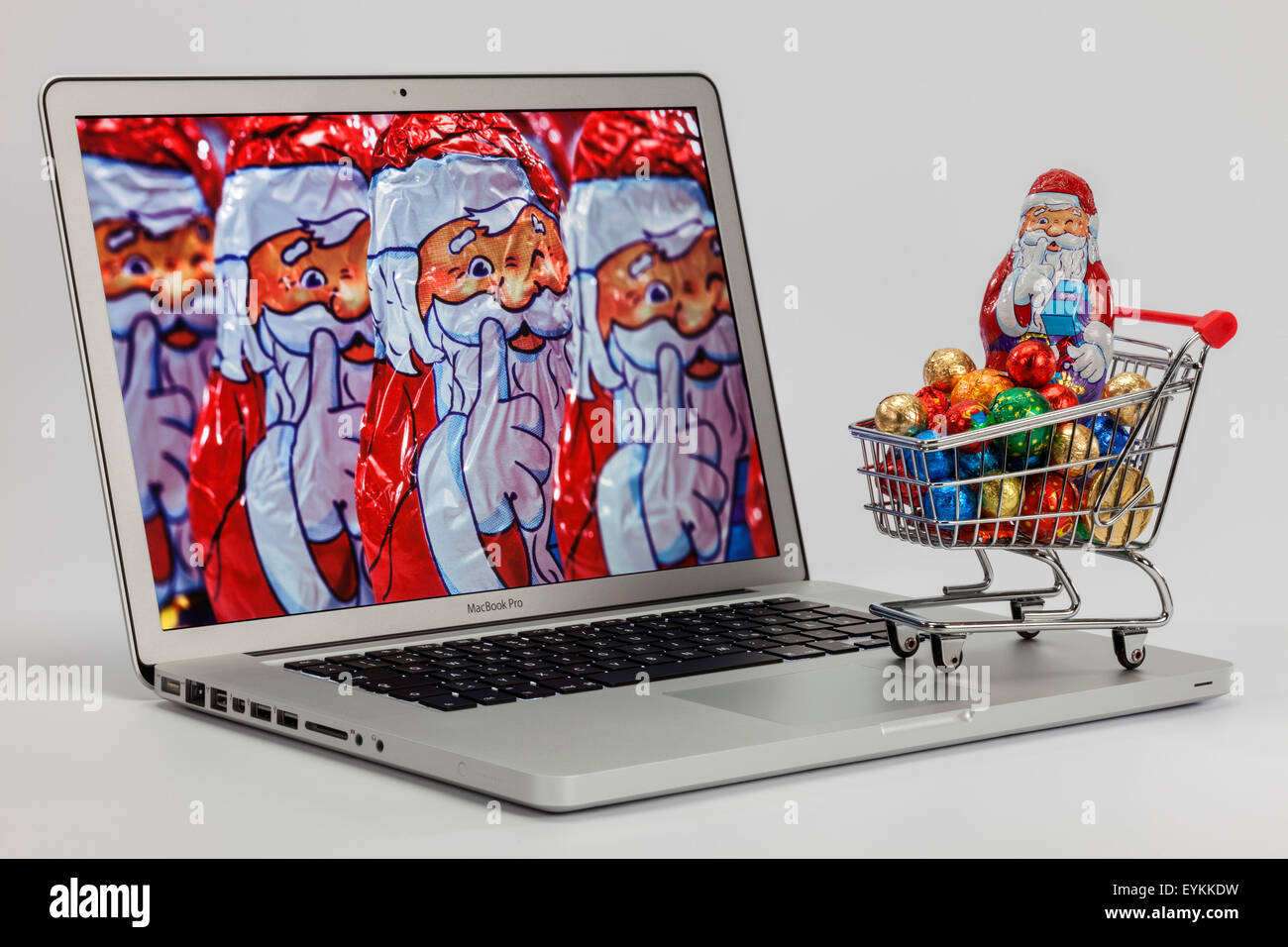 Apple MacBook per aprire, visualizzare, foto, cioccolato Nicholases, carrelli, shopping on-line, Foto Stock