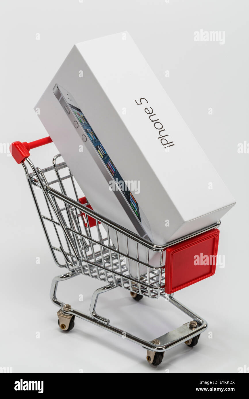 Carrelli di shopping, Apple iPhone 5 in confezione originale, immagine simbolica del consumo, Foto Stock